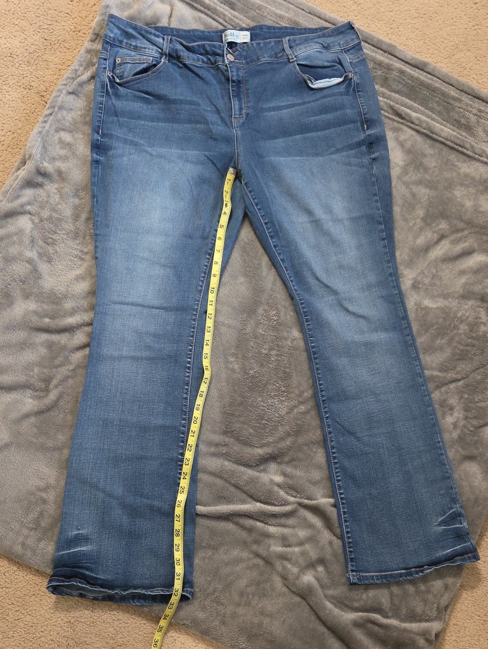 Mudd Women's Flx Stretch Flare Jeans Size 22 With A 33 Inch Inseam.